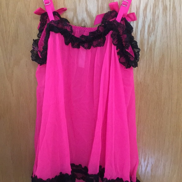 Bright pink lingerie - Picture 2 of 3